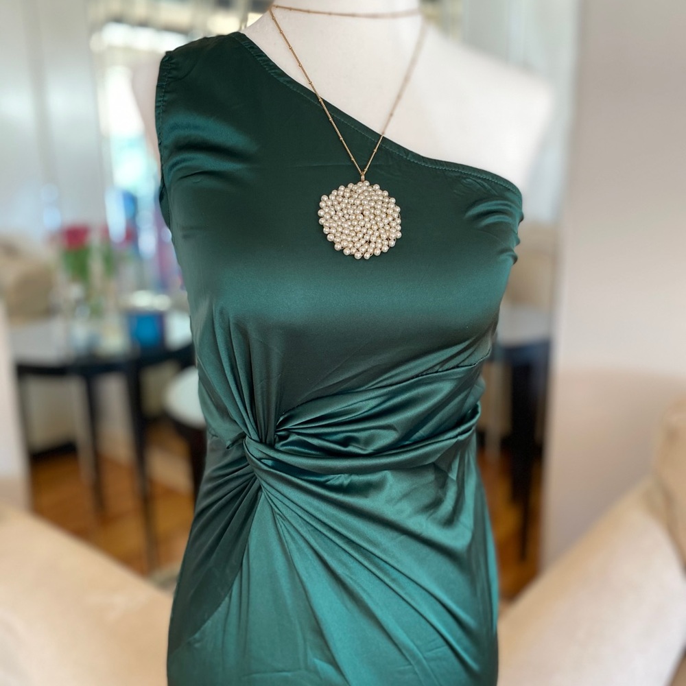 Emerald green dress with slit. Hot Miami styles